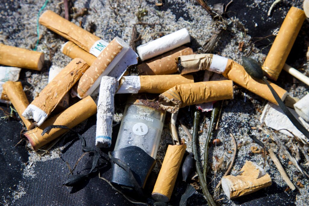 Pollution cigarette ocean