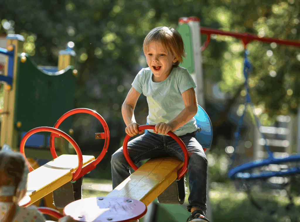 enfant en train de jouer dans un espace public sans tabac