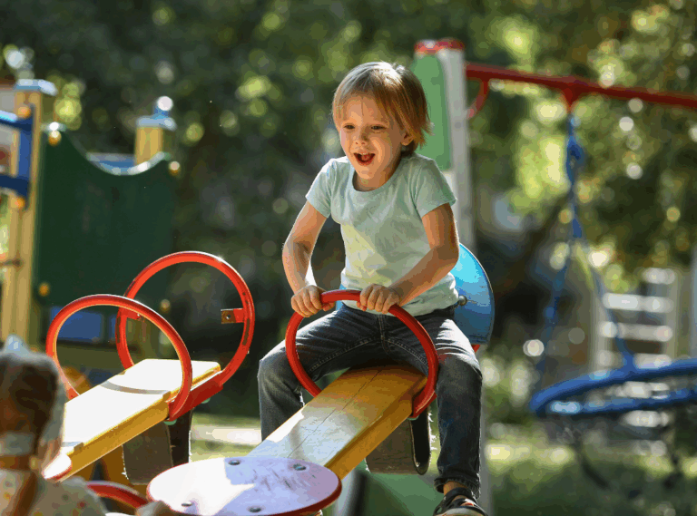 enfant en train de jouer dans un espace public sans tabac